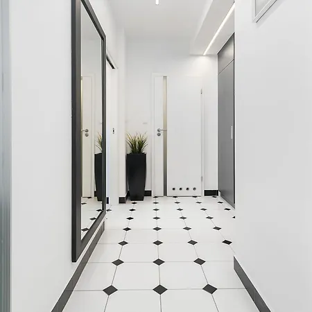 At The Fountain By Bookinghost * Warszawa