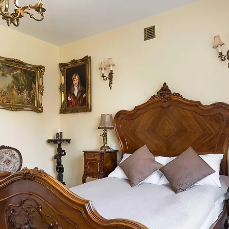 Apartment At The Fountain By Bookinghost