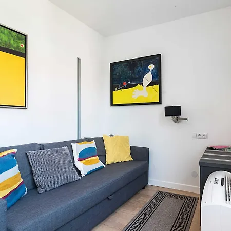 At The Fountain By Bookinghost * Warschau