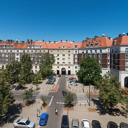 At The Fountain By Bookinghost * Warschau