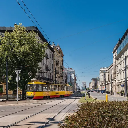 At The Fountain By Bookinghost Warschau