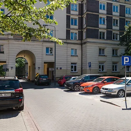 At The Fountain By Bookinghost * Warschau